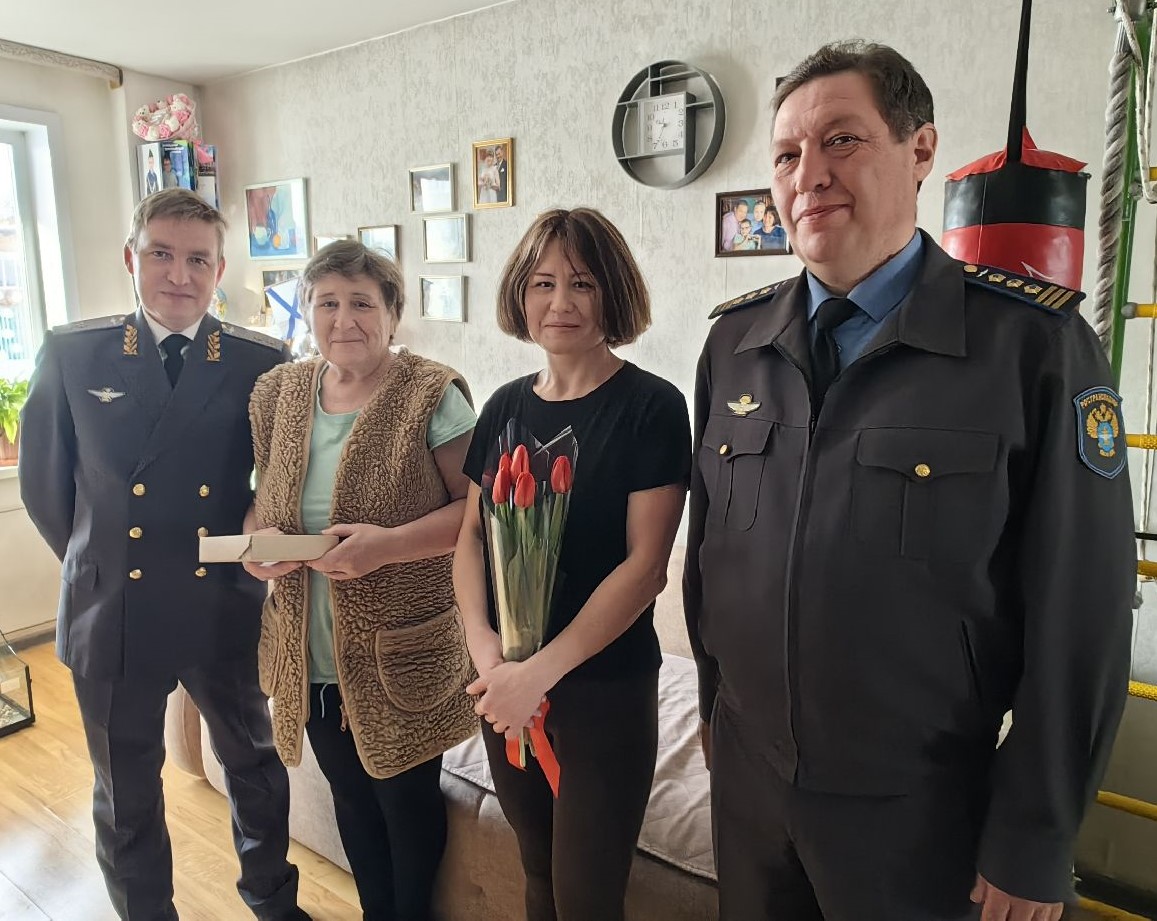 В преддверии 8 Марта в Иркутске почтили память и поздравили семью погибшего героя